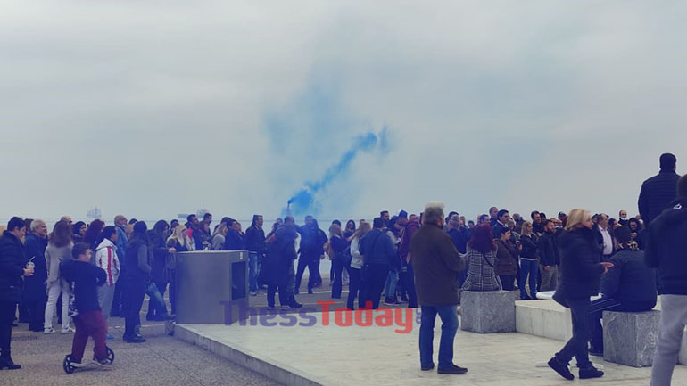 Θεσσαλονίκη: Με καπνογόνα η διαμαρτυρία αρνητών των μέτρων κατά του κορωνοϊού